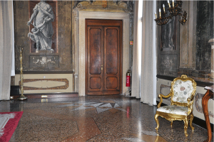 piantana estintore cromo di design