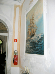 estintore cromo dentro il museo