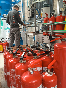 tecnico sicurnet con estintori
